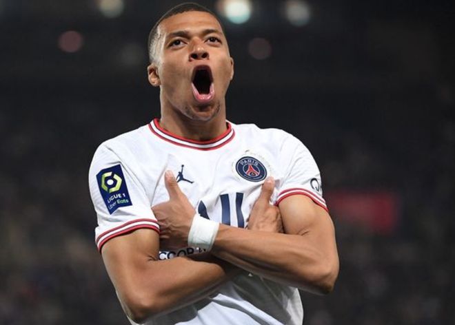 波兰对阵荷兰世预赛中，有球迷向场内投掷烟火迫使比赛被中断