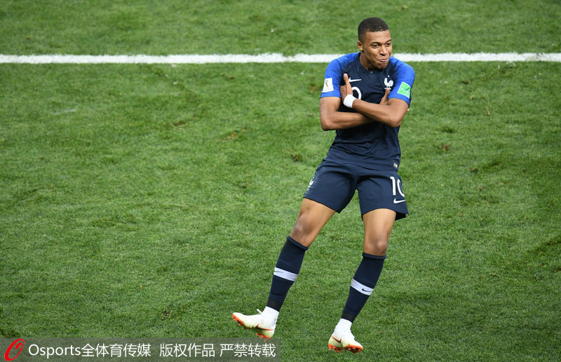 福登调侃小球迷：要这么多签名是不要拿去卖，赚了钱分我一半